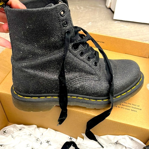 Dr.Marten’s 8 holes sparky boots with satin shoe laces - Picture 2 of 2